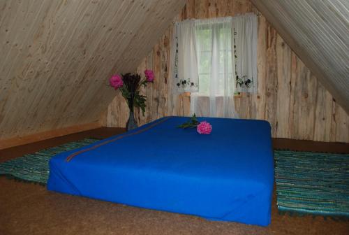 מיטה או מיטות בחדר ב-Hallikivi Tourist Farm