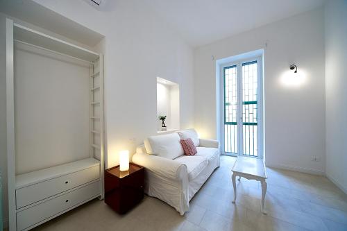 ナポリにあるla marcellinaの白いリビングルーム(白いソファ、窓付)