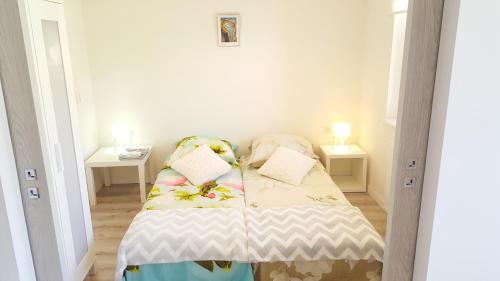 En eller flere senge i et værelse på Apartament Muszelka