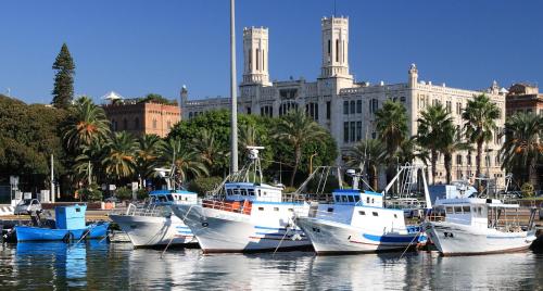 クアルトゥ・サンテーレナにあるCasa Annaの建物前の港に停泊する船団