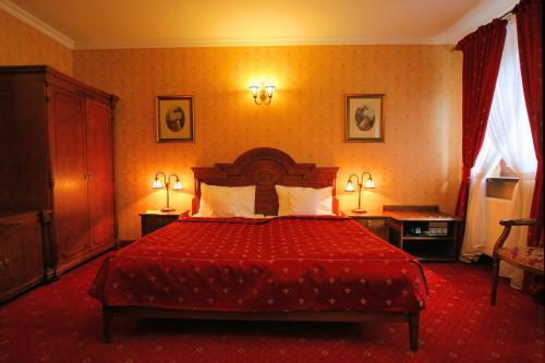 Ένα ή περισσότερα κρεβάτια σε δωμάτιο στο Hotel Sarmata Zespół Dworski