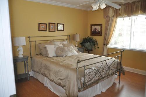 a bedroom with a bed and a window at Villa Joella in Cape Coral