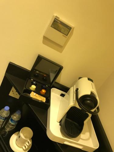 a room with a hair dryer and a scale at NOX Belsize Park in London