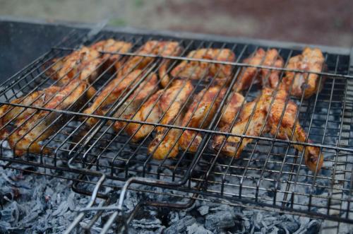 - un bouquet de saucisses préparées sur un grill dans l'établissement Dilbo House, à Dilidjan