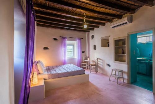 Кровать или кровати в номере Aloni Cave House