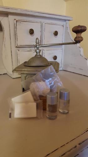 une table avec deux récipients de savon et une commode dans l'établissement Podere Chiasso Gherardo, à Peccioli