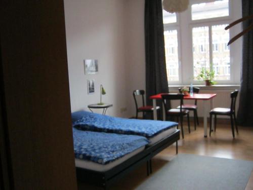 ライプツィヒにあるhostel 2.heimatのベッドルーム1室(ベッド1台、テーブル、椅子付)