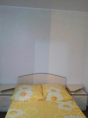 Krasnotur'inskにあるApartment Venetsiya on Popova 26のベッドルーム1室(花の飾られたベッド1台付)