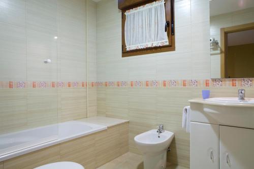 Et badeværelse på Sanxenxorural - Apartamentos La Rana