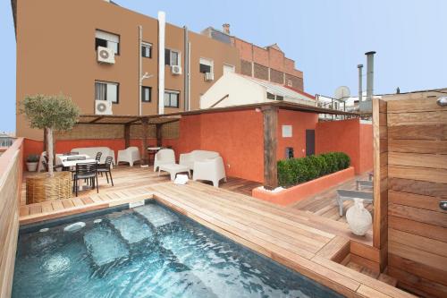 バルセロナにあるEnjoybcn Colon Apartmentsの屋上パティオ(スイミングプール付)