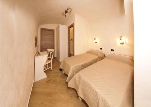 ナポリにあるFlower Houseのベッドルーム1室(ベッド2台、テーブル、椅子付)