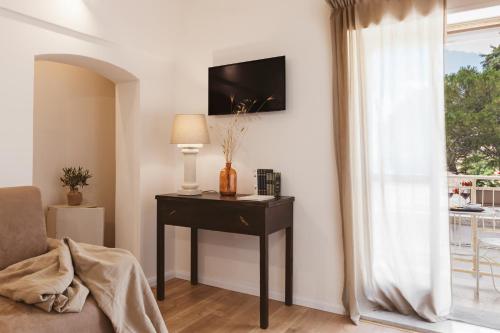 a living room with a table with a lamp and a window at Miramonte Holiday in Montescaglioso