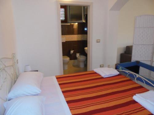- une chambre avec un lit et un salon dans l'établissement Le Turciane Casavacanze, à Castro di Lecce