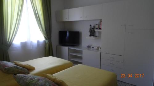 a small living room with a couch and a television at La maisonnette in Crillon-le-Brave