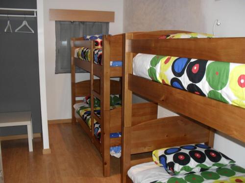 Μία ή περισσότερες κουκέτες σε δωμάτιο στο Green Wave Hostel