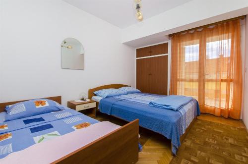 una camera con due letti e una finestra di Apartment Marija a Brodarica