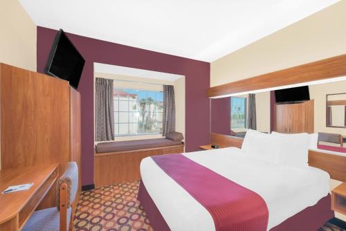 En eller flere senge i et værelse på Microtel Inn & Suites by Wyndham Corpus Christi/Aransas Pass