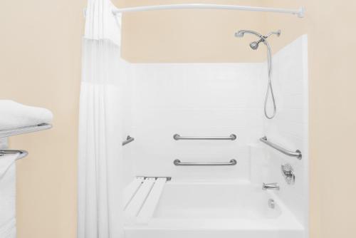 Et badeværelse på Microtel Inn & Suites by Wyndham Corpus Christi/Aransas Pass