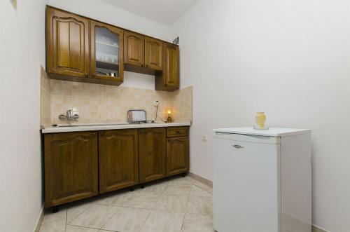 Virtuvė arba virtuvėlė apgyvendinimo įstaigoje Apartments Vladimir