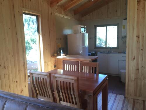 Кухня или мини-кухня в Los Quenes River Lodge
