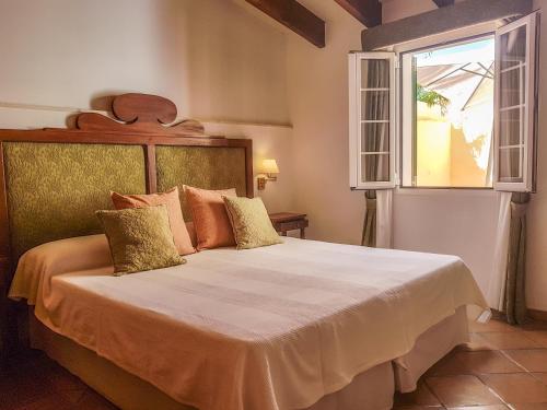 Postel nebo postele na pokoji v ubytování Hotel Rural Son Tretze - Adults Only