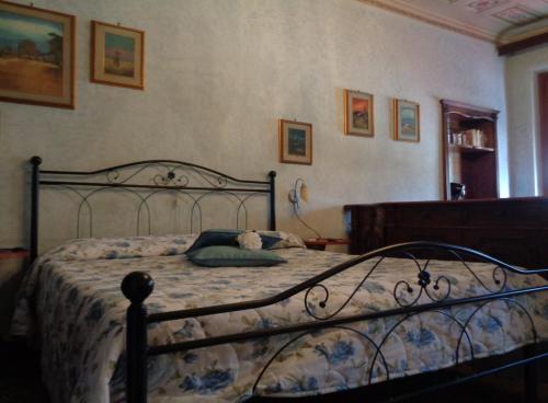 una camera con un letto in una stanza con dipinti di Affittacamere La Camelia a Lucca
