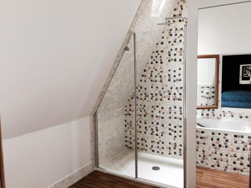 une salle de bain avec une douche à l'italienne à côté d'un lavabo dans l'établissement MAISON D'HÔTES LE HÊTREY, à Toutainville