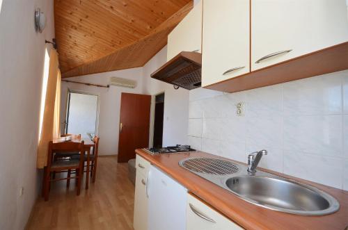 een keuken met een wastafel en een aanrecht bij Apartments Nada in Vodice