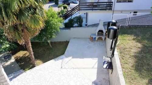 a skateboard ramp in a yard next to a house at Apartmani Gaj in Malinska