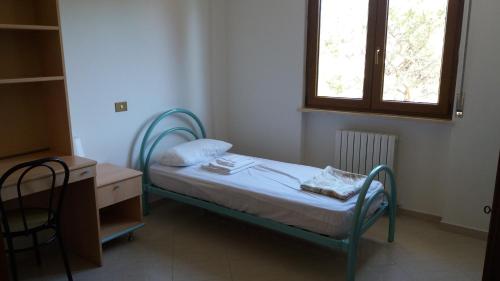 ポテンツァにあるOstello Il Voltoの小さなベッドルーム(ベッド1台、窓付)