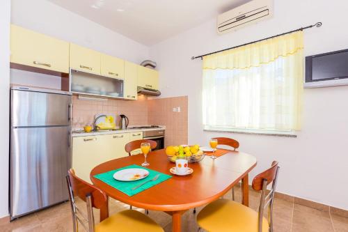 Η κουζίνα ή μικρή κουζίνα στο Apartments Ivan
