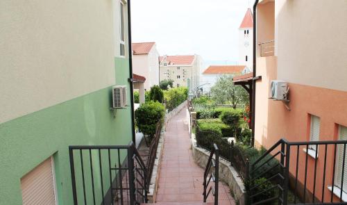 a view of a walkway between two buildings at Apartment Paula in Promajna