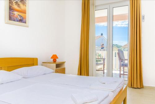 Postel nebo postele na pokoji v ubytování Apartments Tiho i Pave