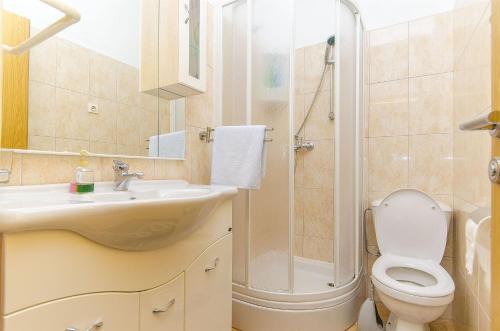 een badkamer met een toilet, een wastafel en een douche bij Apartment Marijana in Trogir