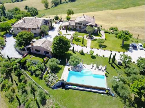 Una vista aérea de una mansión con piscina. en La Corte del Gusto LuxuryApartments, en Arcevia