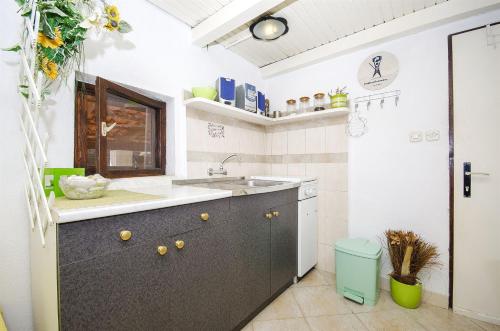una cucina con lavandino e piano di lavoro di House Silvana a Postira (Postire)
