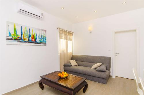 ein Wohnzimmer mit einer Couch und einem Couchtisch in der Unterkunft House Franka in Vinišće