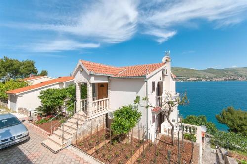 een huis met uitzicht op het water bij Apartments Natasa in Trogir