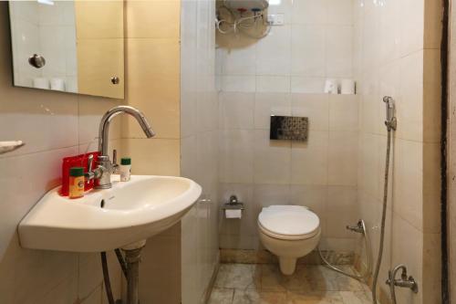 uma casa de banho com um lavatório e um WC em Hotel Laxman Resort by The Golden Taj Group &Hotels em Agra