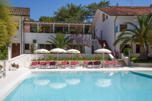 Bazén v ubytování Hotel Giardino Suites&Spa nebo v jeho okolí