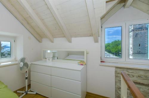 a small room with a bed and a window at House Gulliver in Kaštela