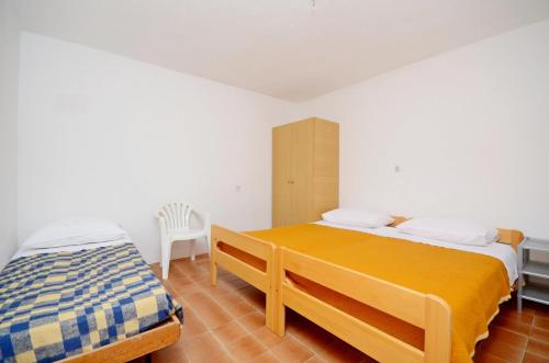 Un pat sau paturi într-o cameră la Apartments Edi