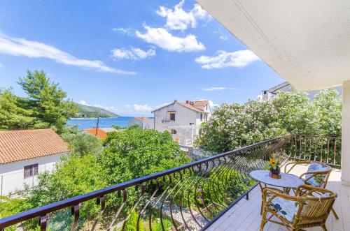 balcón con mesa, sillas y vistas en House Blanka en Trogir