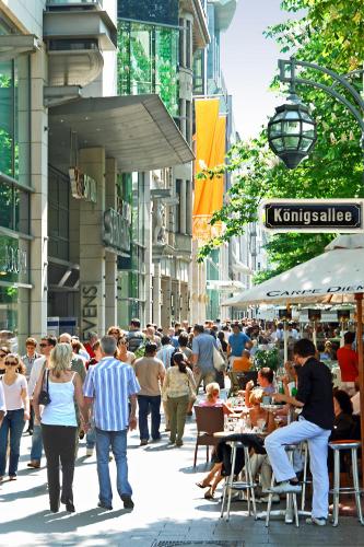 a crowd of people walking down a busy city street at Hotel National Düsseldorf (Superior) in Düsseldorf