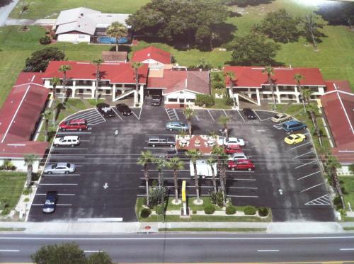 an aerial view of a parking lot with cars at Orange City Motel - Orange City in Orange City