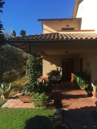 a house with a patio with a table in the yard at Casa Sossi in Montagnano