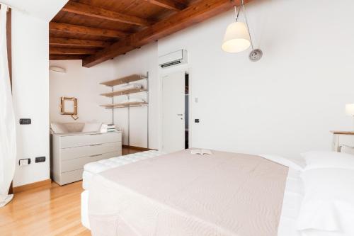 クアルトゥ・サンテーレナにあるVilla Hermosaの白いベッドルーム(白いベッド1台、シンク付)