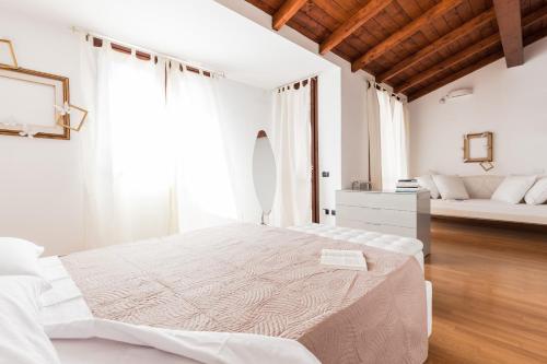 クアルトゥ・サンテーレナにあるVilla Hermosaの白いベッドルーム(大型ベッド1台、鏡付)