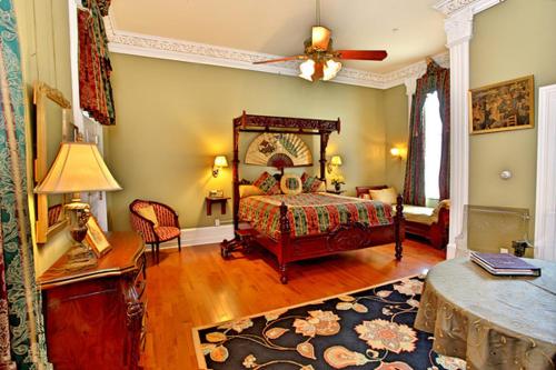 una camera con letto e ventilatore a soffitto di Southern Mansion a Cape May