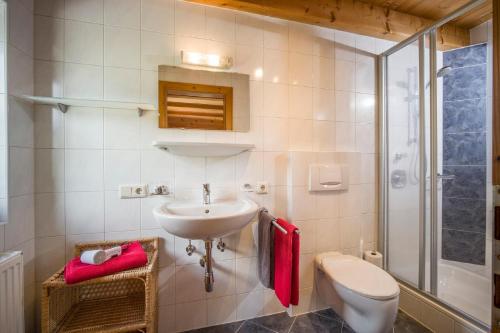 ツェル・アム・ツィラーにあるHaus Kammerlandの洗面台とトイレ付きのバスルーム